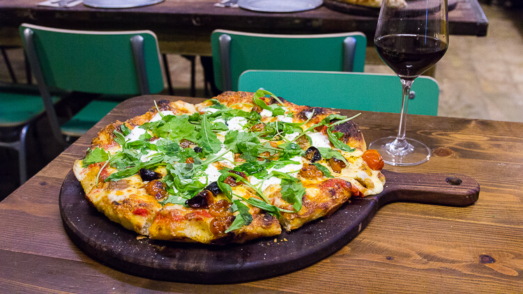 Bakery de día y pizzería de noche en Lavapiés