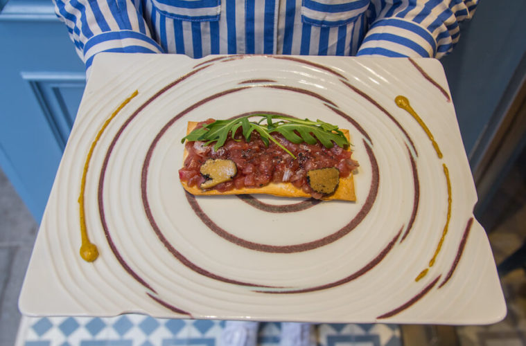 La Barra DeAtun Tosta de tartar con trufa y muselina de wasabi